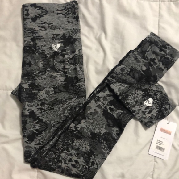 ♦️SOLD♦️Camo leggings by Women’s best sz. medium - Picture 1 of 7